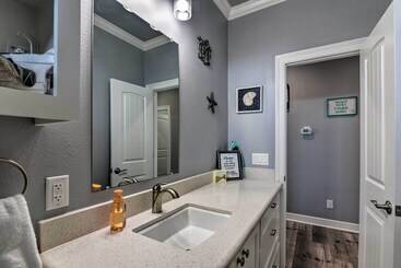 קוטג'' Walk To Shore: Crystal Beach Home W/ Deck + Grill!