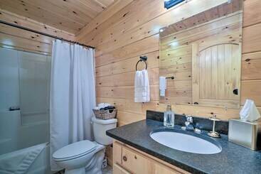 קוטג'' Hiwassee Hideaway  Cabin W/ Mountain Views!