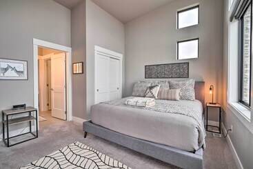 コテージ Lavish Lake Chelan Escape: Pool & Panoramic Views