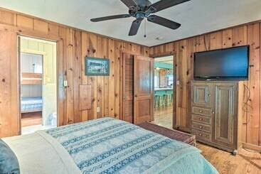 کلبه Maggie Valley Retreat With Hot Tub + Fire Pit!