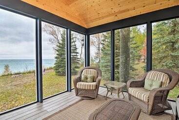 קוטג'' Fire Pit, Smart Tv: Waterfront Charlevoix Home