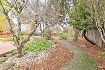 بيت ريفى Peaceful Windsor Retreat W/ Private Hot Tub!