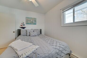 Сельский дом Cozy Michigan Retreat Walk To Lake Charlevoix!