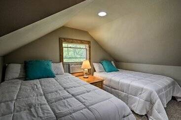 コテージ Pet Friendly Home Near Lakes & Snowmobile Trails!