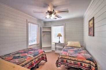 별장 Remote Retreat: Cozy Home W/ Big Pine Lake Access!