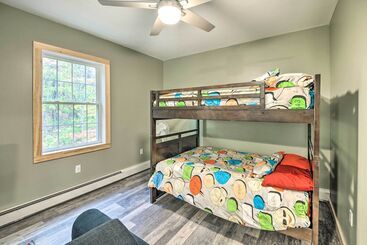 Сельский дом Secluded New Durham Home W/ Mtn & Lake Views!