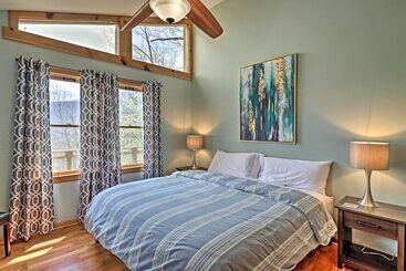 Сельский дом Serene  Mountain Mist  Retreat W/ Deck & Hot Tub!