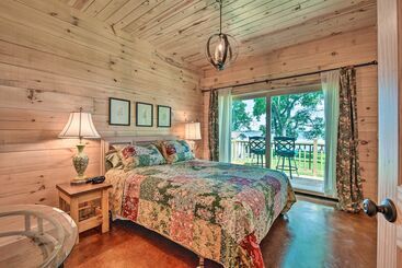 별장 Spacious Pearl Lake Retreat W/ Yard & Private Dock