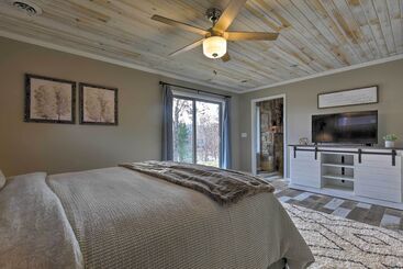 קוטג'' Tranquil Lakefront Cabin: Fire Pit, Grill & Patio