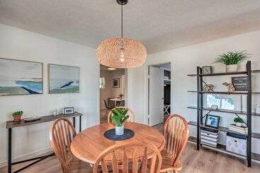 کلبه Updated Traverse City Home   Steps To Bay!