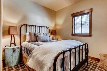 بيت ريفى 2 Blocks To Grand Lake: Updated Western Cabin!