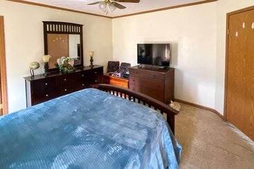 茅舍 Warm & Inviting Family Home   2 Mi To Golf Course!