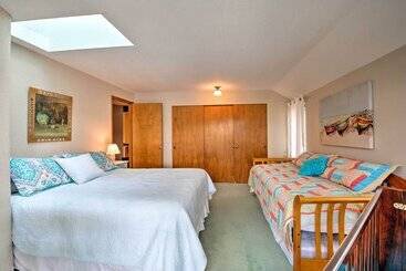 קוטג'' Waterfront Bainbridge Island Home: Stunning Views!