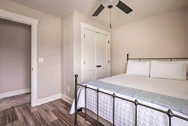 کلبه Wooded Escape W/ Beautiful Backyard + Mtn Views!