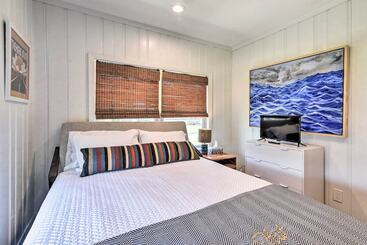 コテージ Breezy Surfside Beach Home W/ Deck: Walk To Beach