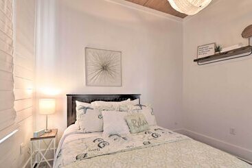 Near Beach & Strand: Bright Cottage In Galveston