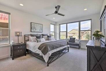 بيت ريفى Furnished Deck & Hot Tub: Chic Granby Home!