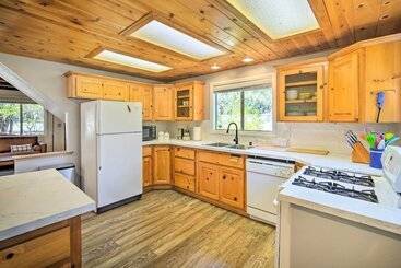 קוטג'' 3 Mi To Lake: Sugarloaf Cabin W/ Deck & Yard