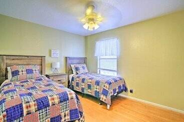 کلبه Del Rio Home W/ Lake Access & Boat Storage!
