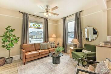 کلبه Mod Style Red Lodge Home W/ Private Hot Tub!