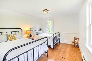 کلبه Pet Friendly House W/ Deck   10 Mi To Stowe Mtn!