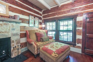 茅舍 Restored Buchanan Log Cabin On 9 Mile Creek!