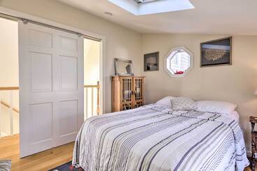 茅舍 Kayaks, Deck & Pond Access: Rhode Island Retreat!