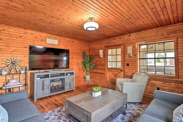 별장 Secluded Cabin W/ Hot Tub, Game Room & Views!