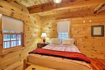 קוטג'' Ski Lodge Mtn Retreat W/ Fire Pit, Deck & Views!