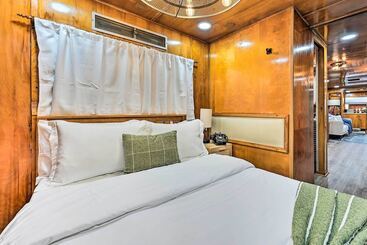 بيت ريفى Charming Tiny Home W/ Private Hot Tub!