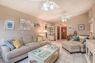 بيت ريفى Screened Lanai: Colorful Cape Coral Retreat