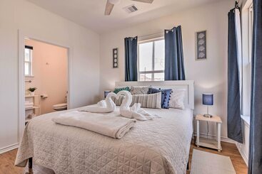 茅舍 Walk To Beach: Colorful Home W/ Patio In Galveston