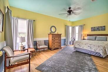 کلبه Eclectic Home: Walk To Town & Bath District!