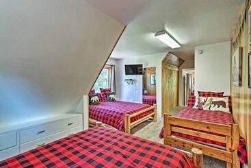 별장 Expansive Retreat W/ Deck, Game Room & Lake Views!