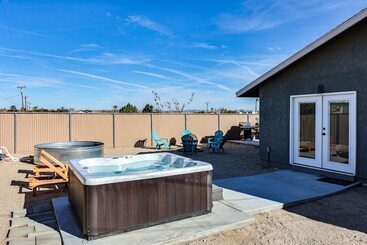 별장 Indie Eclectic Desert Home W/ Hot Tub + Patio