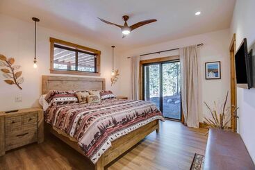 بيت ريفى Luxe Breck Log Cabin W/ Hot Tub, Bar & Views!