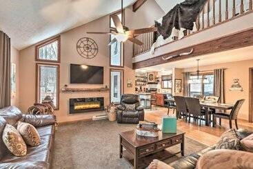 별장 Pocono Mountains Retreat W/ Pool Table & Hot Tub!