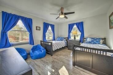 별장 Remodeled Retro Home W/ Deck, Walk To Main Street!