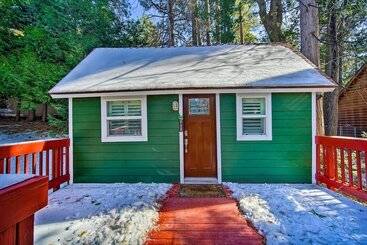 Сельский дом Running Springs Cabin W/ Deck + Forest Views