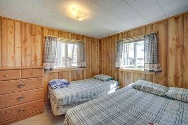 קוטג'' Rustic Cabin W/ Fire Pit, Steps To Sand Lake!