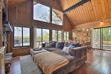 بيت ريفى Serene Lakefront Escape: Boat Dock & Grill!