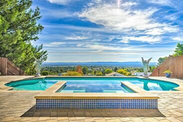 کلبه Spacious Villa W/ Great Views & Heated Spa!