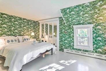 Walkable Dennis Cottage: The Blue Scallop