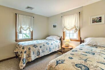 Traditional Cape Cod Cottage: Walk To Beach!