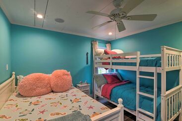 茅舍 Updated Beach House W/ Private Beach + Hot Tub!