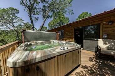 茅舍 Woodsy & Peaceful Ruidoso Cabin: Hot Tub, Deck