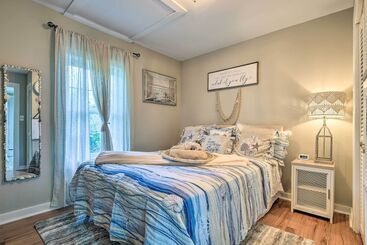 Adorable Beach Cottage W/ Hot Tub & Tropical Bar!