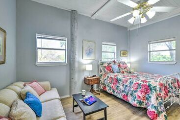 Peaceful Yard + Seasonal Pool: Weatherford Cottage