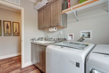 קוטג'' Canyon Lake Home W/ Spacious Deck & Backyard!