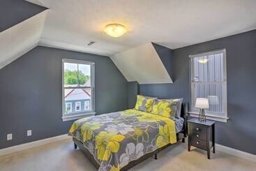 קוטג'' Central Cleveland Gem W/ Direct Skyline View!